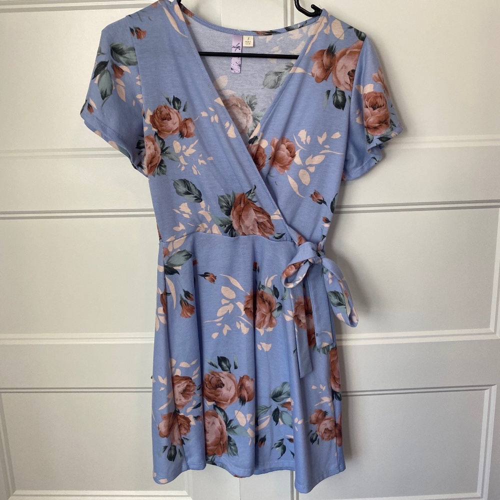 Women's Francesca's Alya Blue floral wrap dress, size S.